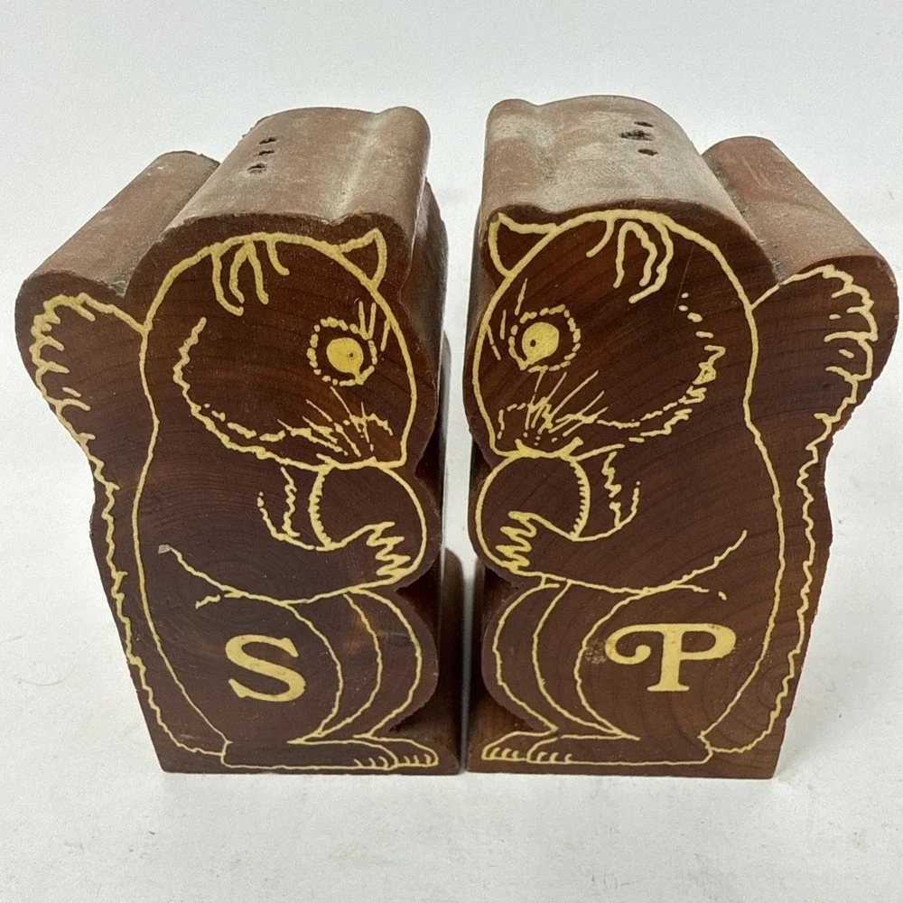 Wooden SQUIRREL salt and pepper Shakers Belfast Maine Perrys Nuthouse VTG Brown